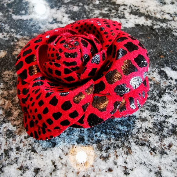 Vintage Red and Black Snakeskin Pattern Fabric Flower Brooch - Picture 3 of 9